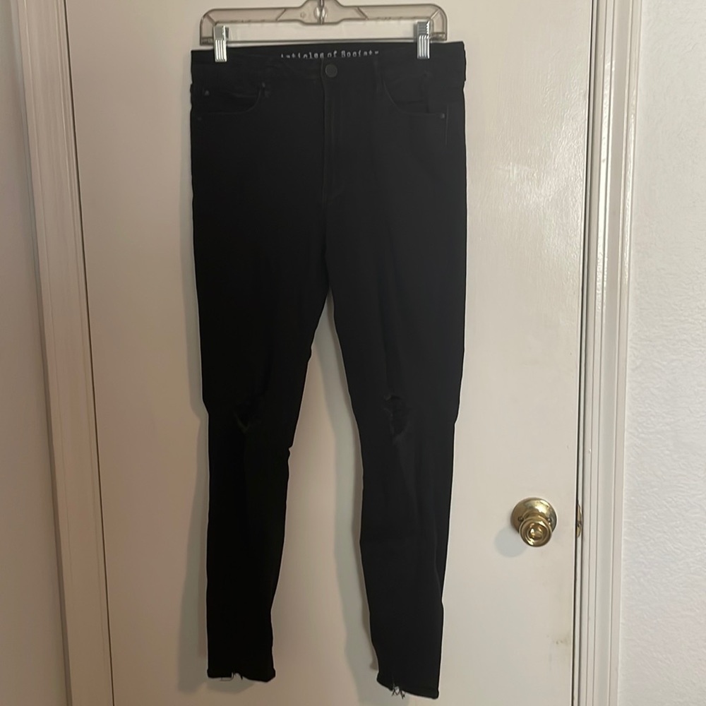 Size 29 women’s black skinny pants.